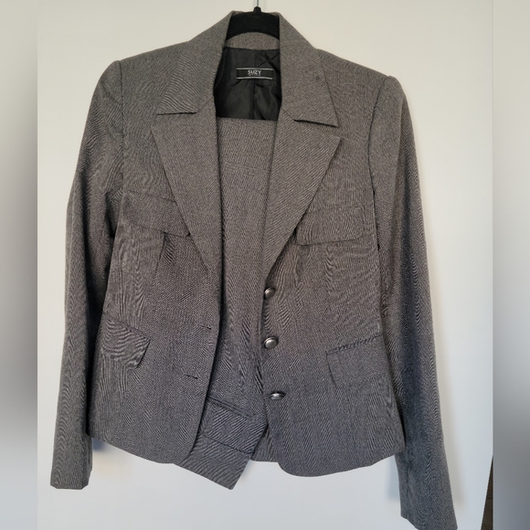 Suzy Shier Pants - 5/30$ Suzy Shier grey classic blazer and pants set pantsuit set size small
